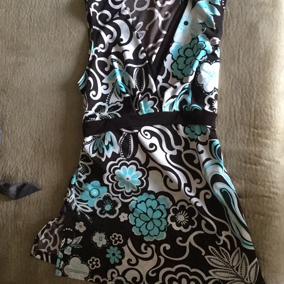 Wrap v neck top - Picture 2 of 3